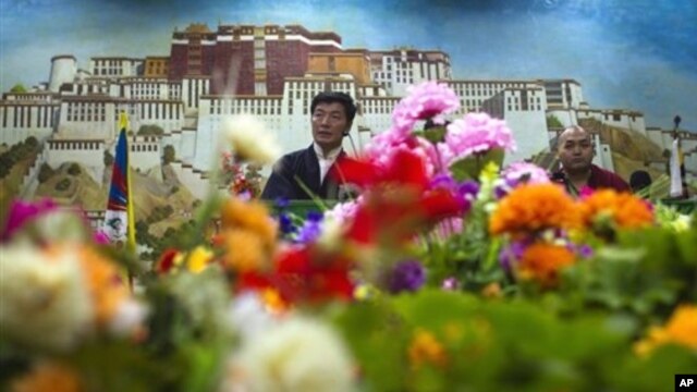 Prime Minister of the Tibetan government-in-exile, Lobsang Sangay, left, in Dharmsala, India, Sept. 25, 2012.