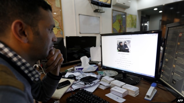 An Iraqi man looks at the official website of the country's prime minister after it was hacked in Baghdad, February 2, 2013. 