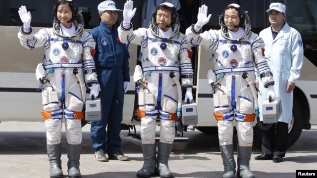 Liu Yang (izq.) junto a sus dos compañeros de vuelo poco antes de la partida.