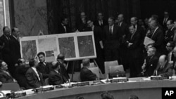 Tư liệu- Ngày 25 tháng 10 năm 1962, đại sứ Hoa Kỳ Adlai Stevenson, bên tay phải, miêu tả một bức không ảnh chụp bãi phóng tên lửa tầm xa của Cuba trong một cuộc họp bất thường của Hội đồng Bảo an Liên hiệp quốc.