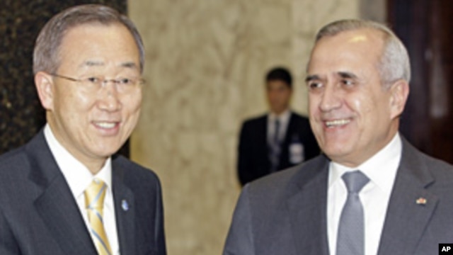 Lebanese President Michel Suleiman (r) with U.N. Secretary-General Ban Ki-Moon at the Presidential Palace in Baabda, east of Beirut,  Jan. 13, 2012.
