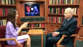 VOA 이지원 기자와 인터뷰하는 토마스 션바움 교수(오른쪽).