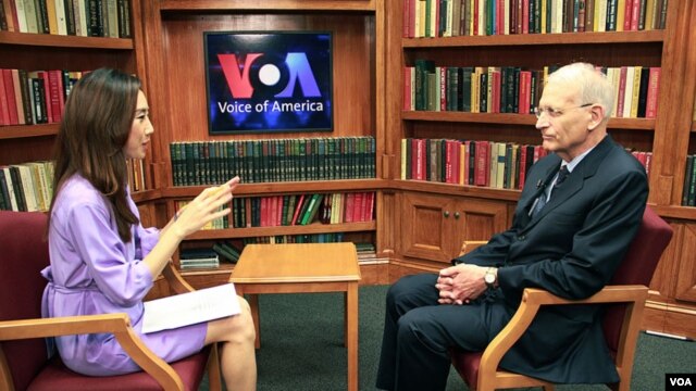 VOA 이지원 기자와 인터뷰하는 토마스 션바움 교수(오른쪽).