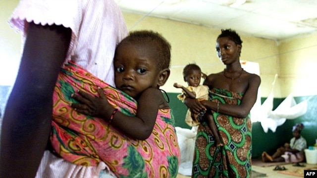 Sierra Leonean mothers hold their children (File)