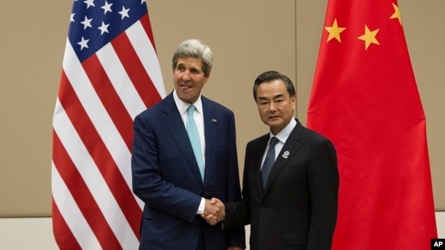 Ngoại trưởng Mỹ John Kerry gặp Ngoại trưởng Trung Quốc Vương Nghị tại Hội nghị Bộ trưởng Ngoại giao ASEAN lần thứ 47 tại Naypyitaw, Myanmar, ngày 9/8/2014.