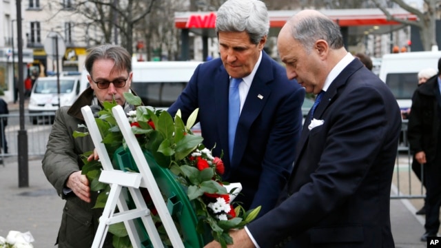 Bộ trưởng Ngoại giao Hoa Kỳ John Kerry đã đến đặt vòng hoa tại địa điểm nơi xảy ra hai vụ khủng bố do các phần tử cực đoan Hồi giáo gây ra ở Paris tuần trước.