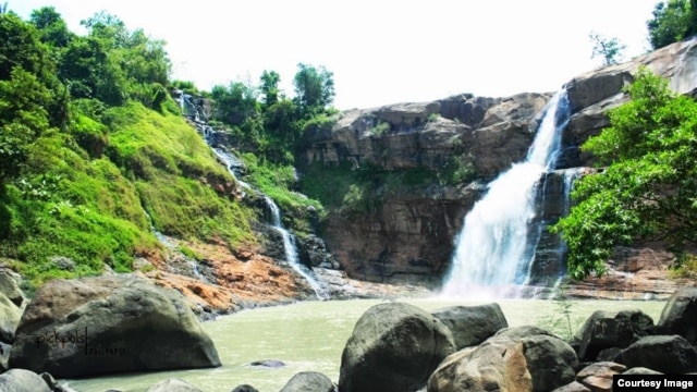 Salah satu air terjun yang terdapat di kawasan Geopark Nasional Ciletuh. (Foto: courtesy geopark-ciletuh.blogspot.co.id)