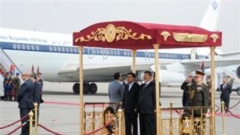 Iranski predsednik Mahmud Ahmadinedžad i egipatski predsednik Mohamed Morsi na aerodromu u Kairu, 5. februar, 2013.