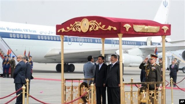 Iranski predsednik Mahmud Ahmadinedžad i egipatski predsednik Mohamed Morsi na aerodromu u Kairu, 5. februar, 2013.