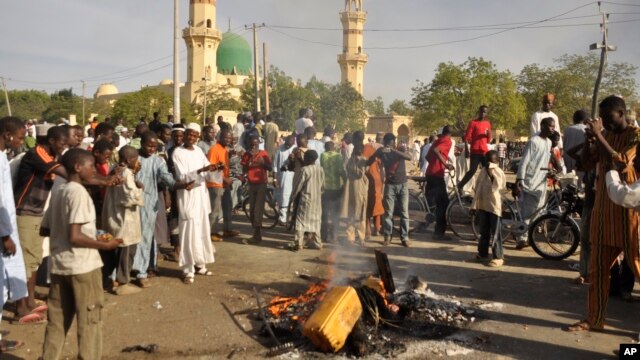 Người dân tụ tập tại hiện trường 1 vụ nổ bom ở Kano, Nigeria, 28/11/2014.