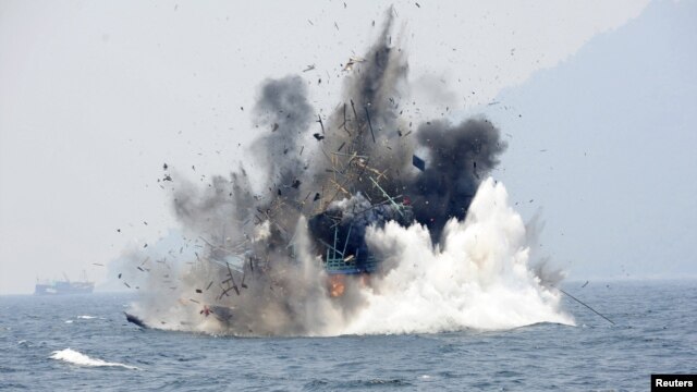 Một chiếc thuyền đánh cá nước ngoài bị tịch thu vì đánh cá bất hợp pháp bị Hải quân Indonesia cho nổ tung ngoài khơi Đảo Lemukutan, ngày 18/8/2015.