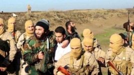 Pripadnici ISIS-a i, kako se veruje, zarobljeni jordanski pilot. 24. decembar, 2014.