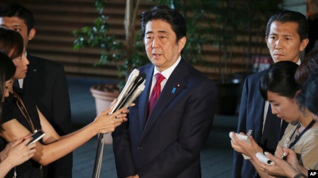 Thủ tướng Nhật Bản Shinzo Abe trả lời các nhà báo tại v&abreve;n phòng thủ tướng ở Tokyo hôm 17/7/2015.