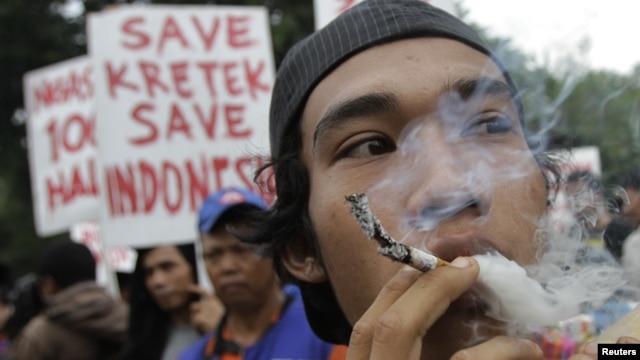 Pedagang rokok yang ikut serta dalam protes menolak Hari Tanpa Tembakau Sedunia di Jakarta. (Foto: Dok)