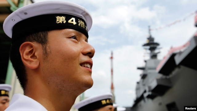 Lực lượng Phòng vệ Nhật Bản trên chiến hạm Izumo ở Yokohama.