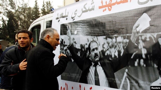 Wani mutum na kuka a gaban hoton shugaban masu adawa a Tunisia, Chikri Belaid. REUTERS/Zoubeir Souissi