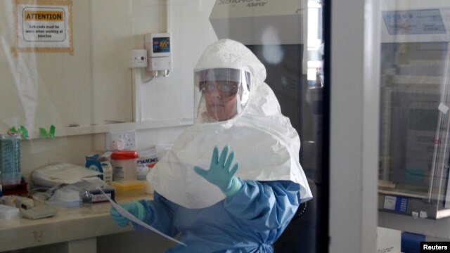 Một chuyên viên kiểm tra mẫu vi-rút Ebola tại trung tâm nghiên cứu vi-rút Uganda ở Entebbe, 17/5/2011
