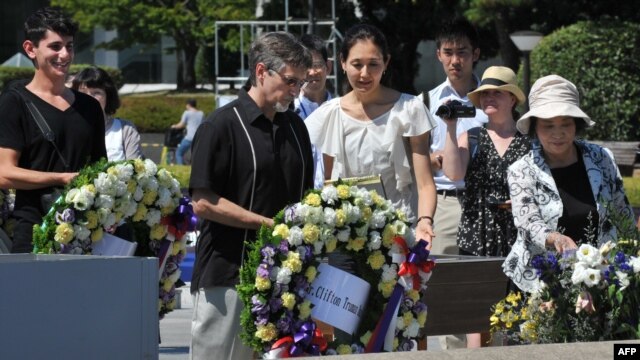 Ông Clifton Truman Daniel (giữa), cháu nội cựu TT Hoa Kỳ Harry Truman, người đã ra lệnh đánh bom nguyên tử Nhật Bản trong Thế chiến thứ II, đặt vòng hoa tại Ðài tưởng niệm Hòa bình ở Hiroshima (4/8/2012)
