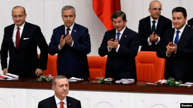 Tổng thống Thổ Nhĩ Kỳ Recep Tayyip Erdogan,(ở dưới bên trái), tham dự buổi tranh luận đánh dấu ngày quốc hội được triệu tập trở lại sau thời gian nghỉ họp mùa hè, 1/10/2014.