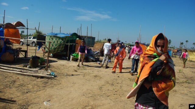 Nearly 200 families were moved here from the city, following a forced eviction at Borei Keila, a Phnom Penh neighborhood slated for development by the company Phan Imex, file photo. 