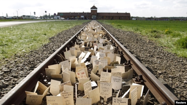 Homenajes de recordación a  los millones de muertos en el Holocausto en Auschwitz II.