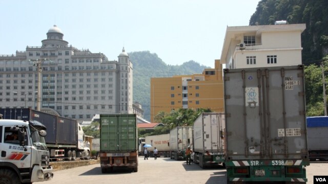 Xe tải chở hàng tại cửa khẩu Tân Thanh ở Lạng Sơn.