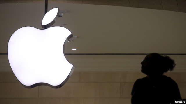 ផ្លាកសញ្ញាក្រុមហ៊ុន Apple នៅ Grand Central Terminal បូរីញូវយ៉ក។ ការប៉ុនប៉ងរបស់រដ្ឋាភិបាលអាមេរិកក្នុងការបង្ខំឲ្យក្រុមហ៊ុន Apple ដោះលេខកូត ទូរស័ព្ទiPhone បានវិលទៅតុលាការវិញ។