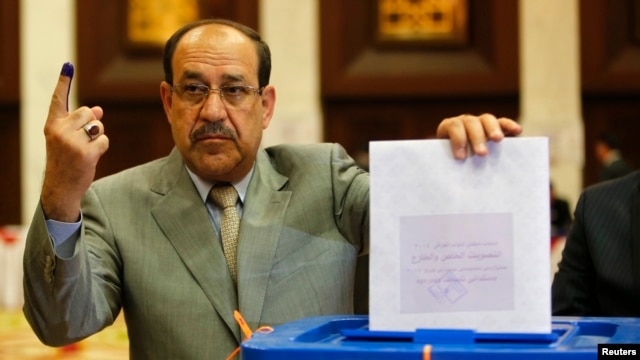 Thủ tướng Iraq Nouri al-Maliki giơ ngón tay có vết mực sau khi bỏ phiếu tại một khách sạn ngay bên ngoài 'Khu vực Xanh' kiên cố tại thủ đô Baghdad.