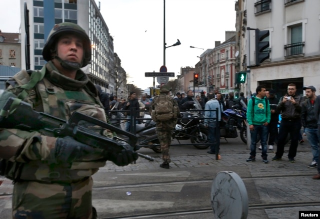 Cảnh sát Pháp phong toả hiện trường vụ đột kích ở Saint-Denis, gần Paris, ngày 18/11/2015.