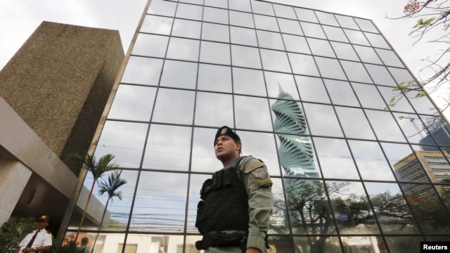 Cảnh sát canh gác bên ngoài văn phòng công ty luật Mossack Fonseca ở thành phố Panama.