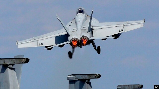 Chiến đấu cơ Super Hornet F/A-18 của Hải quân Mỹ cất cánh từ boong tàu sân bay USS George Washington trong một cuộc tập trận ở Thái Bình Dương.