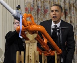 Prezident Obama o'quvchilarning ixtirolarini sinab ko'rmoqda