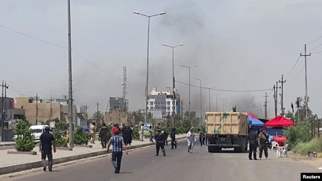 Khói bốc lên từ một vụ đánh bom xe ở quận Saydiya ở phía nam Baghdad, ngày 2 tháng 5, 2016.