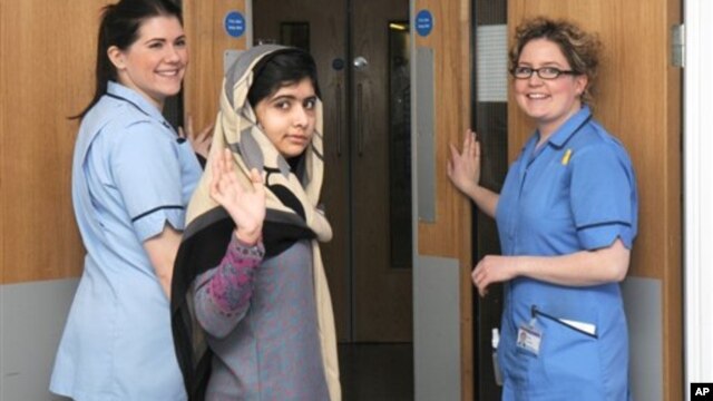 Malala Yousufzai (tengah) diperbolehkan meninggalkan rumah sakit di Birmingham, Inggris setelah menjalani perawatan akibat penembakan oleh militan Taliban Oktober tahun lalu (foto: dok).