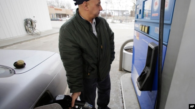 El galón de gasolina regular se vende ahora a $3,73 como promedio en el país. Hay sitios donde hay que pagarlo a $4 o más.