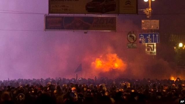 Người biểu tình đụng độ với cảnh sát trong trung tâm thủ đố Kyiv, Ukraina, 1/20/14. Người biểu tình tấn công cảnh sát với gây, đá, pháo sáng sau khi luật mới được thông qua nhằm dập tắt các cuộc biểu tình phản đối