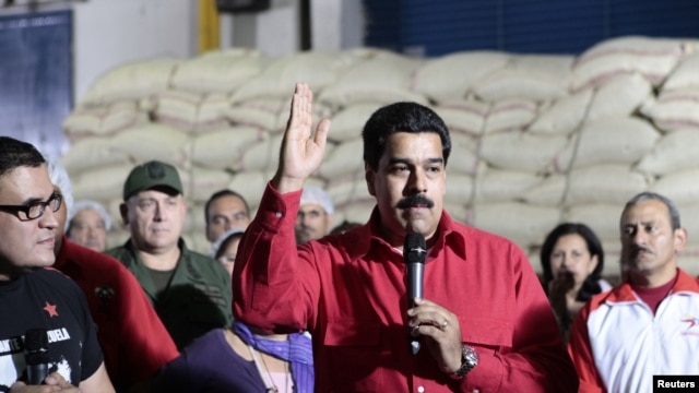 Potpredsednik Venecuele Nikolas Maduro govori novinarima tokom posete jednoj plantaži kafe, 3. januara u Karakasu