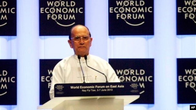 លោក Thein Sein ប្រធានាធិបតី​ភូមា​ថ្លែង​នៅ​ក្នុង​ពិធី​បើក​វេទិកា​សេដ្ឋកិច្ច​ពិភពលោក (World Economic Forum) នៅ​រដ្ឋធានី​ណៃពិដោ កាល​ពី​ថ្ងៃ​ទី​៦ ខែ​មិថុនា ឆ្នាំ​២០១៣។