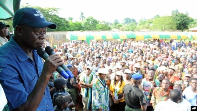 Incumbent Governor Adams Oshiomohole (L) speaks during a political rally at Emu in Edo State, June 13, 2012. 