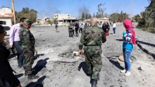 Syrian soldiers explain the military operation to clear Palmyra to journalists, in the ancient city of Palmyra in the central city of Homs, Syria, April 1, 2016. Syrian forces announced Sunday they retook the town of Qaryatain from Islamic State fighters.