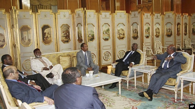 Sudan's President Omar Hassan al-Bashir (R) speaks with African leaders during talks in Addis Ababa, June 12, 2011