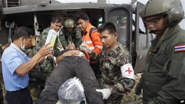 An injured Thai soldier on a stretcher is helped to board a helicopter to be transferred to a hospital following the clashes between Thailand and Cambodia in Surin province, northeastern Thailand, April 28, 2011