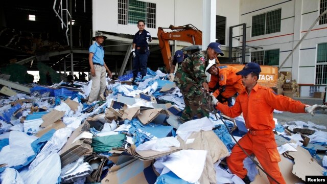 Nhân viên cứu hộ Campuchia tìm kiếm các nạn nhân tại hiện trường vụ sập xưởng giày ở ngoại ô Phnom Penh, ngày 16/5/2013.