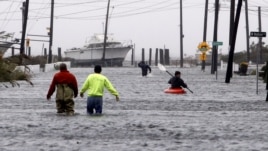 Calles inundadas en Lindenhurst, Nueva York, debido a las marejadas provocadas por Sandy.