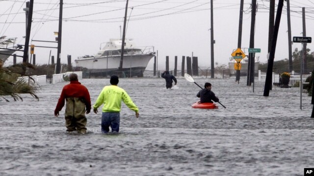 Calles inundadas en Lindenhurst, Nueva York, debido a las marejadas provocadas por Sandy.
