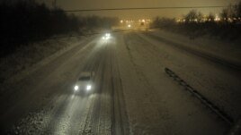 Motorists travel slowly on a snow-covered Interstate 24 during a winter storm in Paducah, Kentucky, December 26, 2012. 