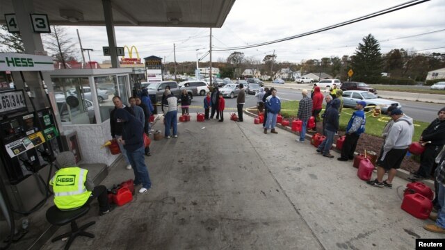People affected by the power outages from Hurricane Sandy wait in line at a gas station to purchase fuel for generators in Madison Park, New Jersey, October 31, 2012. 