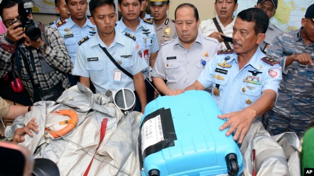 Các bộ phận máy bay và một chiếc vali được tìm thấy trôi trên mặt nước gần nơi AirAsia 8501 bị rơi tại căn cứ không quân ở Pangkalan Bun, ngày 30/12/2014.