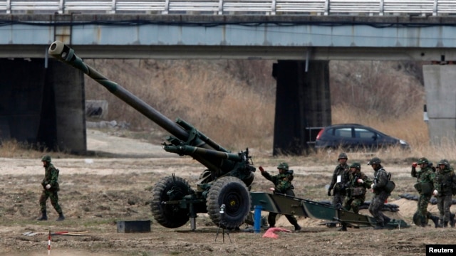 South Korean soldiers of an artillery unit take part in an artillery drill with 155mm Towed Howitzers as part of the annual joint military exercise "Foal Eagle" by the U.S. and South Korea, near the demilitarized zone (DMZ) which separates the two Korea, file photo. 
