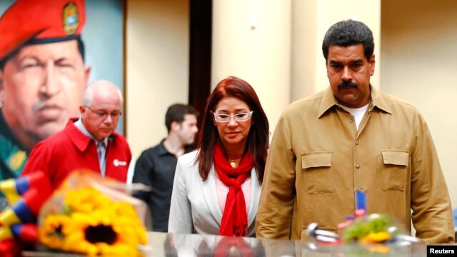 Tổng thống Venezuela Nicolas Maduro và phu nhân Cilia Flores viếng mộ của cố Tổng thống Hugo Chavez, 5/8/2013